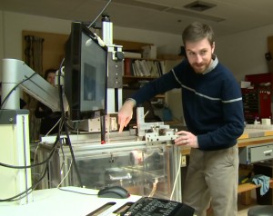 Dr. Adam Maxwell demonstrates how burst wave lithotripsy fragments kidney stones.